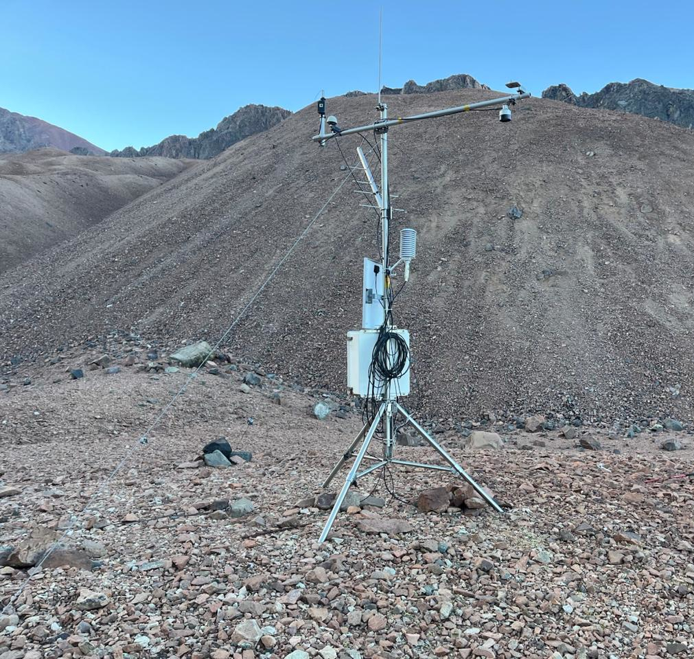 Estación meteorológica en la cordillera