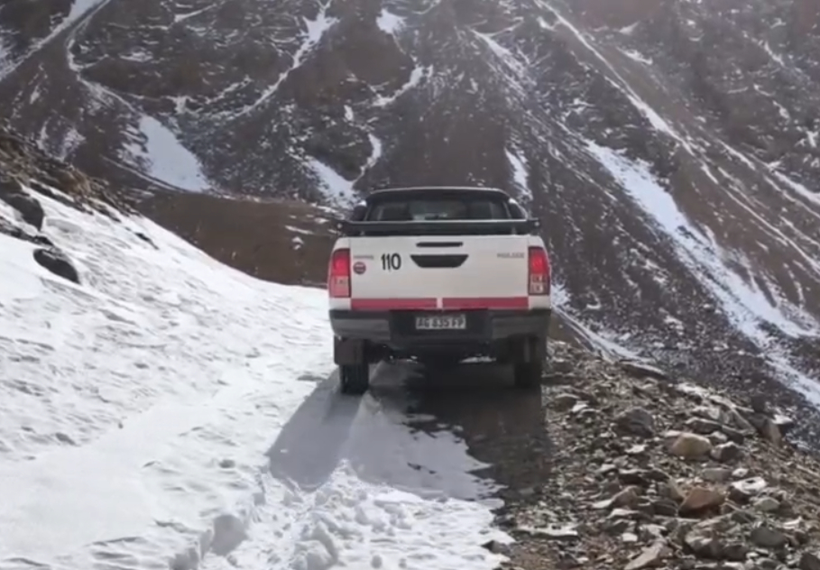 Vehículo en camino de montaña